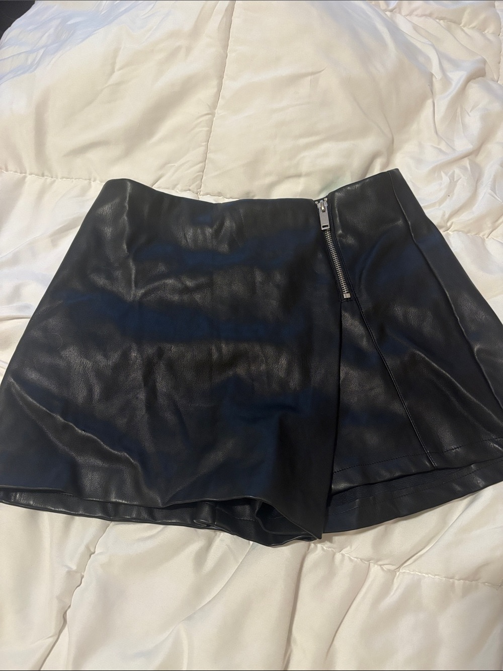 Forever 21 Black Faux Leather Women’s Skort with Zip Detail